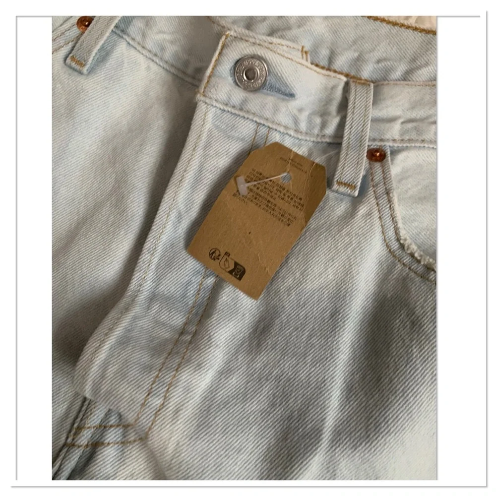 NWT Levi's 501 Light Wash Embroidered Jeans Blue Size 32 - Picture 3 of 15